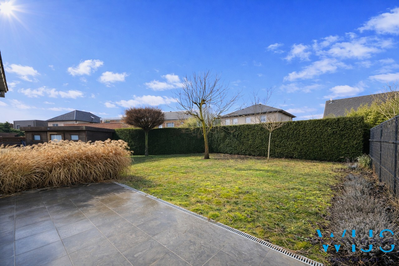 Instapklare halfopen bebouwing in rustige, kindvriendelijke woonwijk ! 