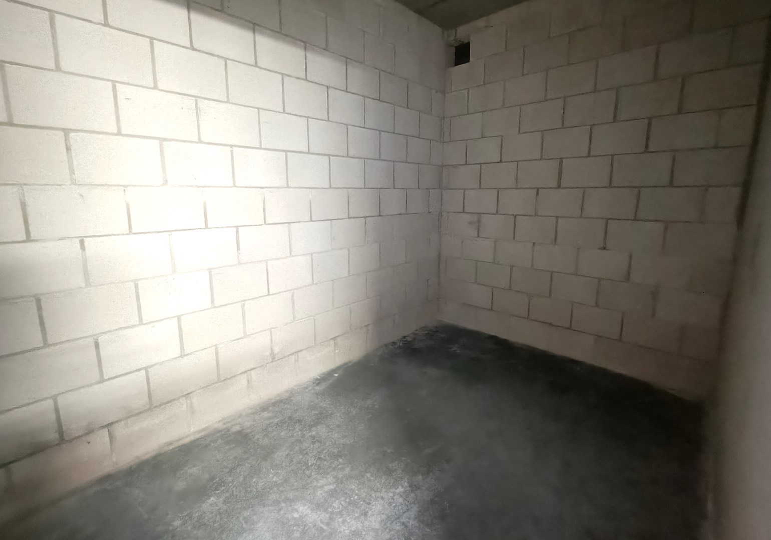 MODERN APPARTEMENT MET RUIM TERRAS EN AUTOSTAANPLAATS 