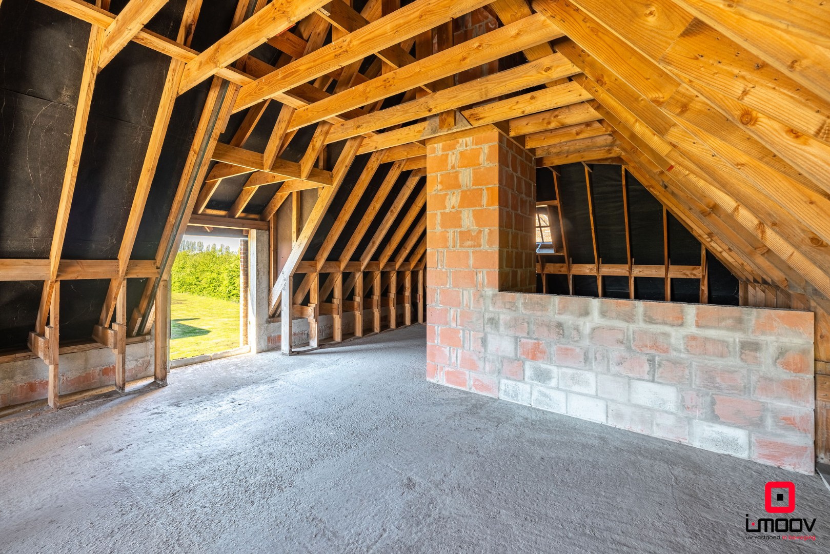 Landelijk gelegen ruwbouwhoeve met bijgebouwen op uitzonderlijk perceel van ca. 9.331 m² 