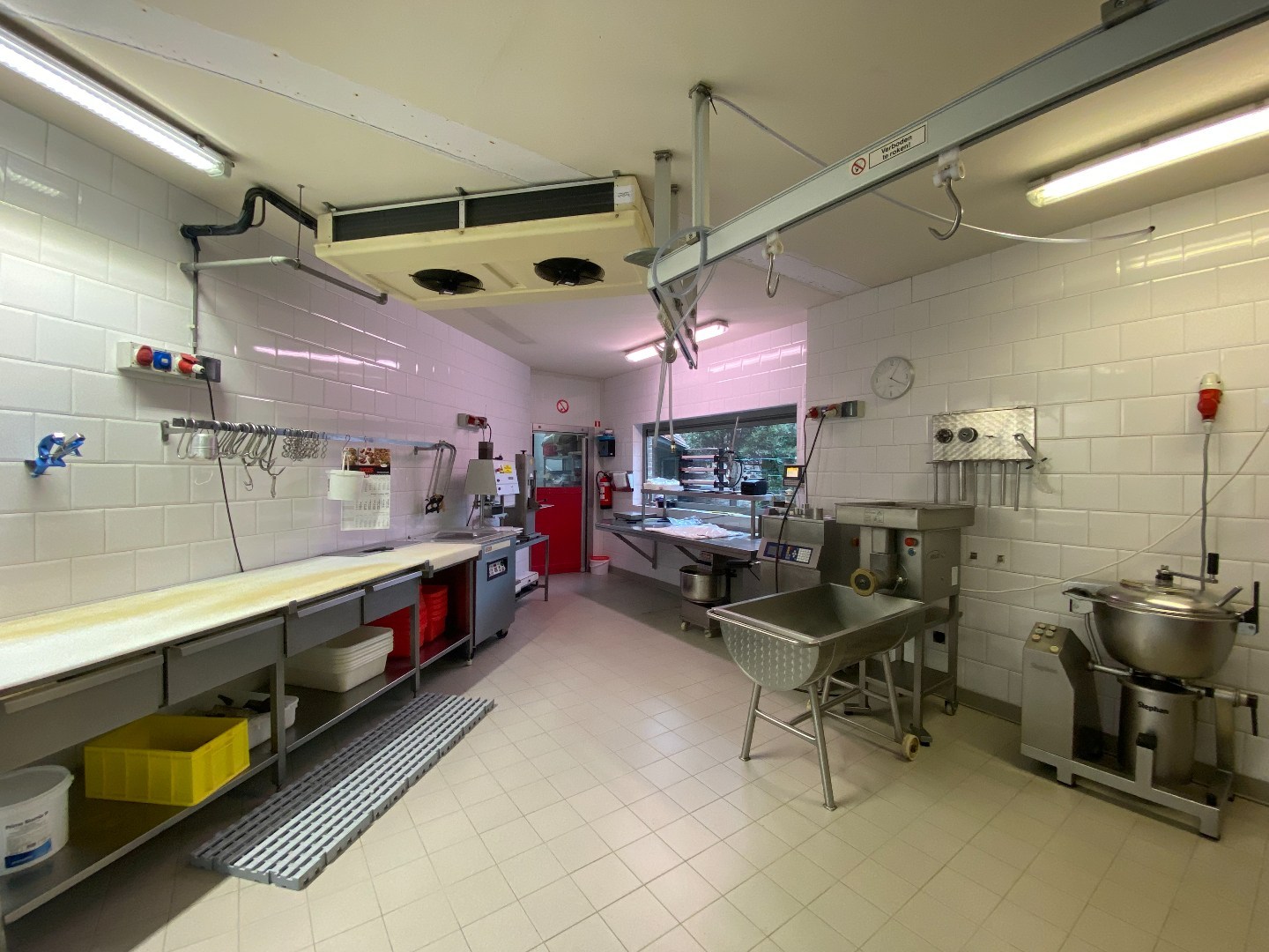 Multifunctioneel handelspand met luxueuze woonst op centrumligging in Sint-Eloois-Vijve! 