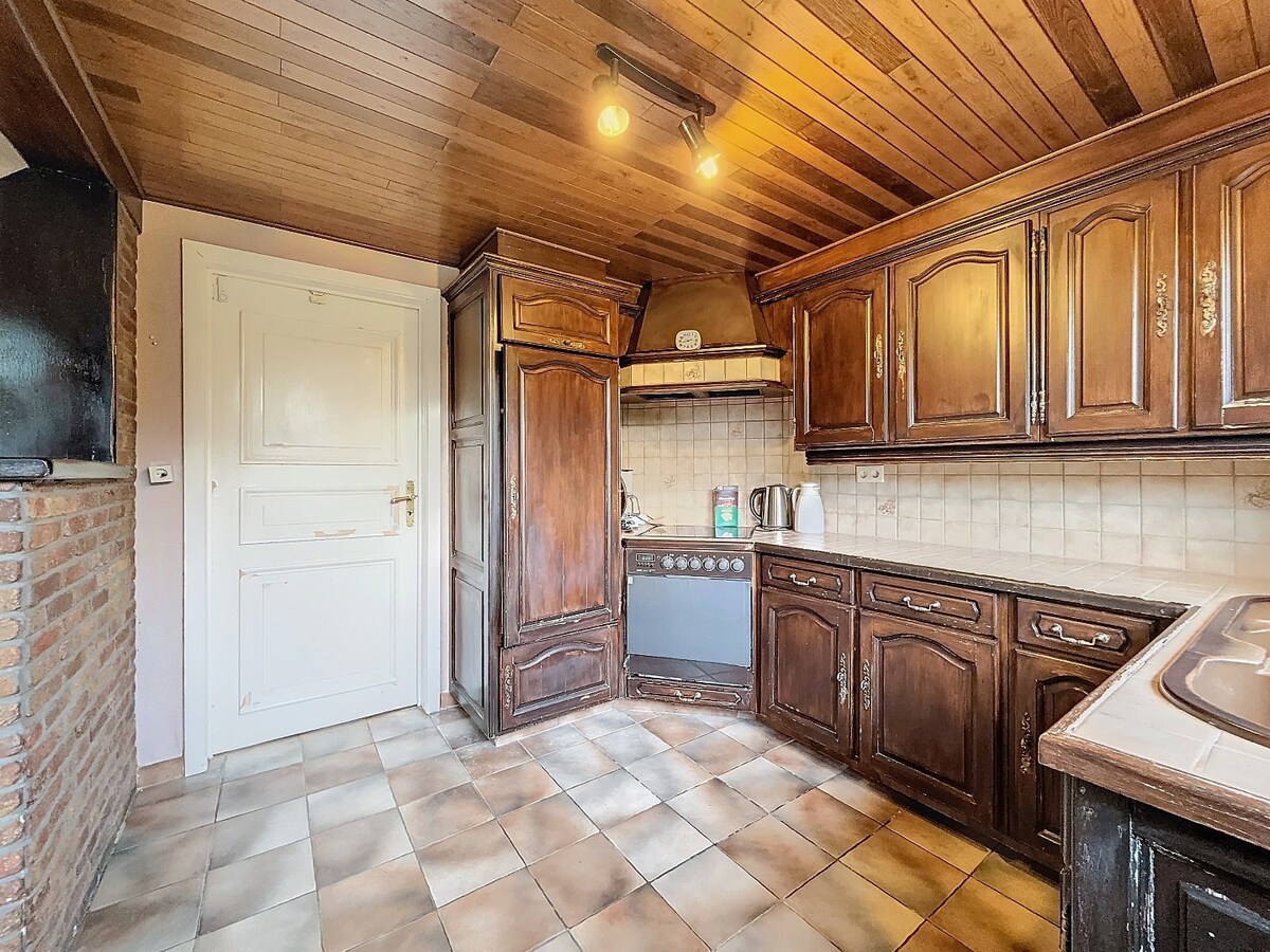 Op te frissen HOB met garage en tuin te Bijloke 