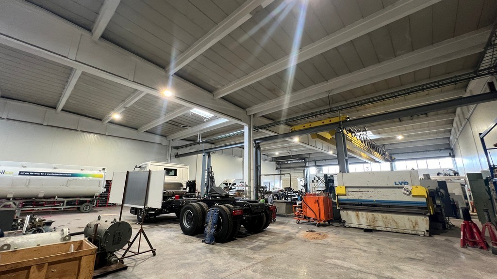 Magazijn met rolbrug en kantoren nabij N47 in Zele