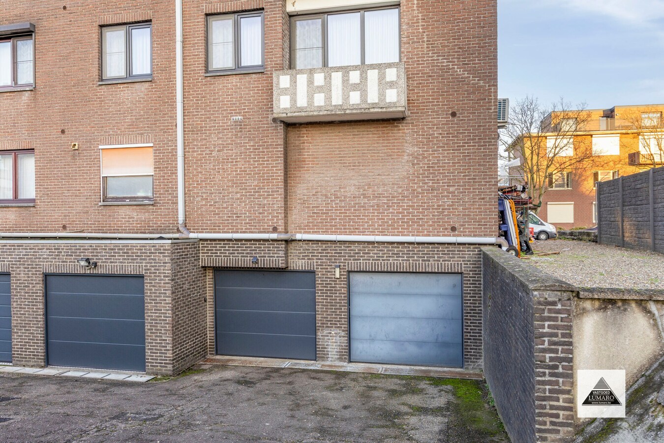 Handelsruimte 87 m² met opslag 64 m² en inpandige garage. 