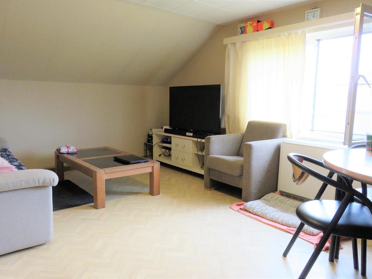 Instapklaar dakappartement met garagebox in Kuringen 