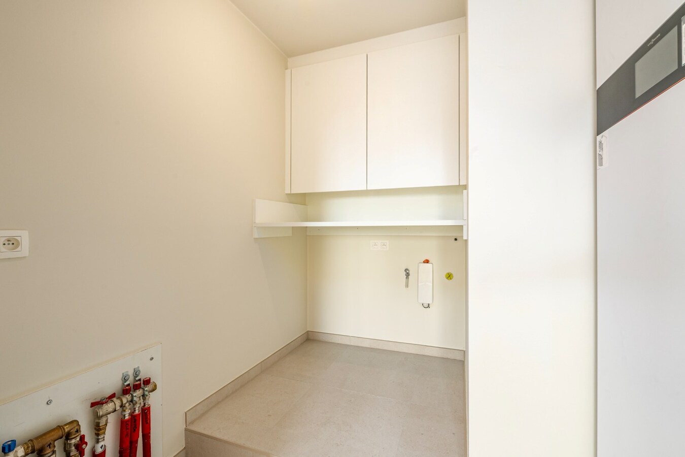 Totaal gerenoveerd appartement met open zicht en uitzonderlijke terrassen op topligging in Heist. 