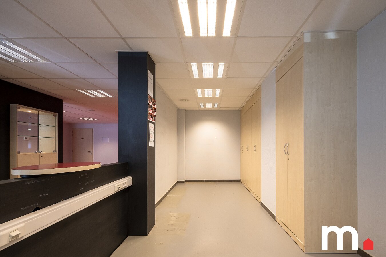 Instapklaar handelspand/kantoorruimte te Ingelmunster met Parkeerplaats! – Volledig gerenoveerd en uitstekend gelegen! 