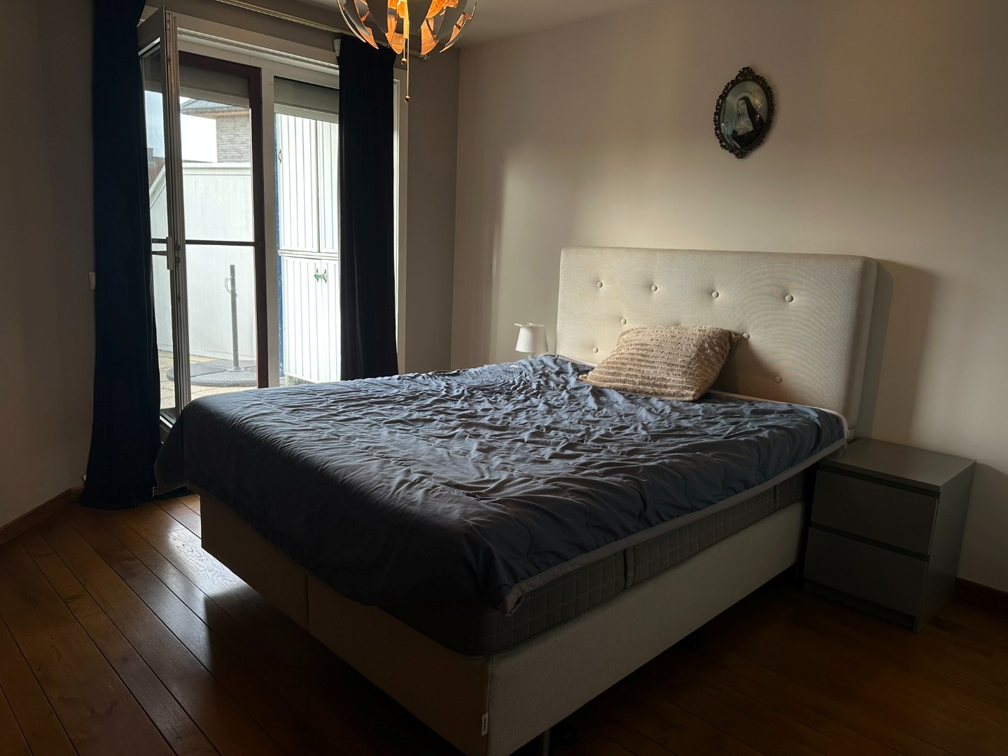 Gemeubeld appartement met twee slaapkamers en garage 