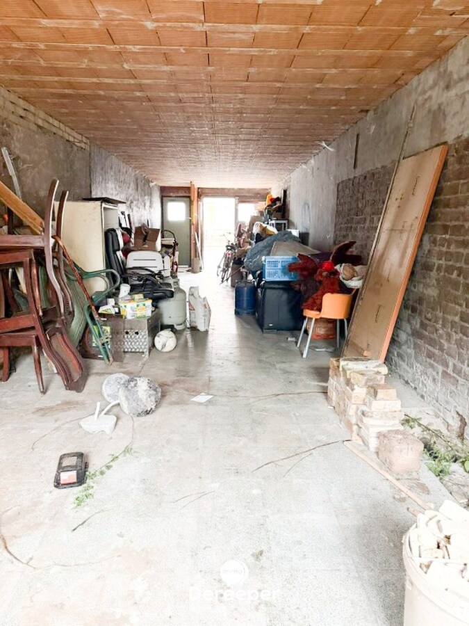 Garagebox met achterliggende grond afzonderlijk te koop 