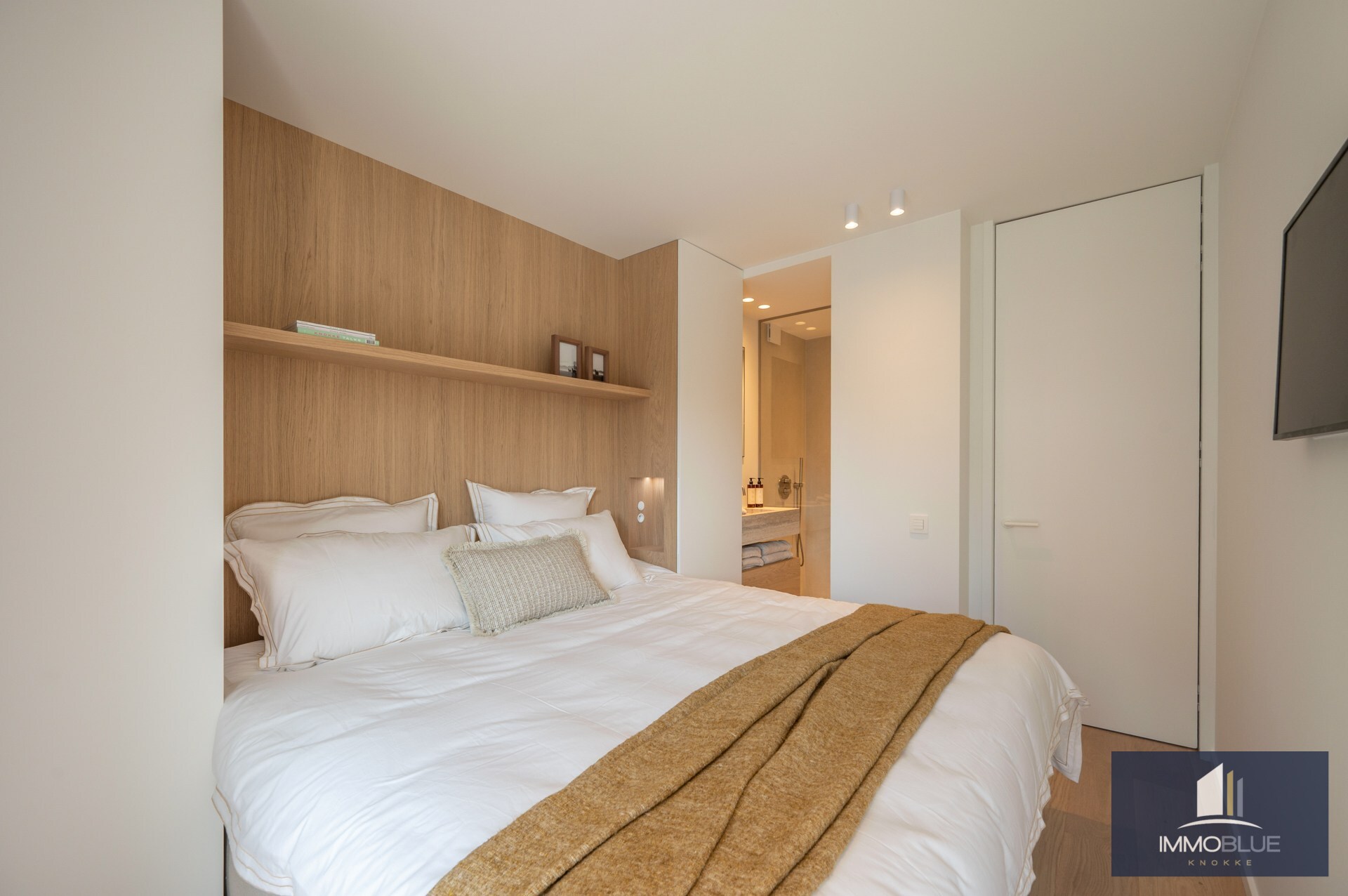 Stijlvol volledig gerenoveerd drie-slaapkamer appartement op toplocatie nabij het Lichttorenplein. 
