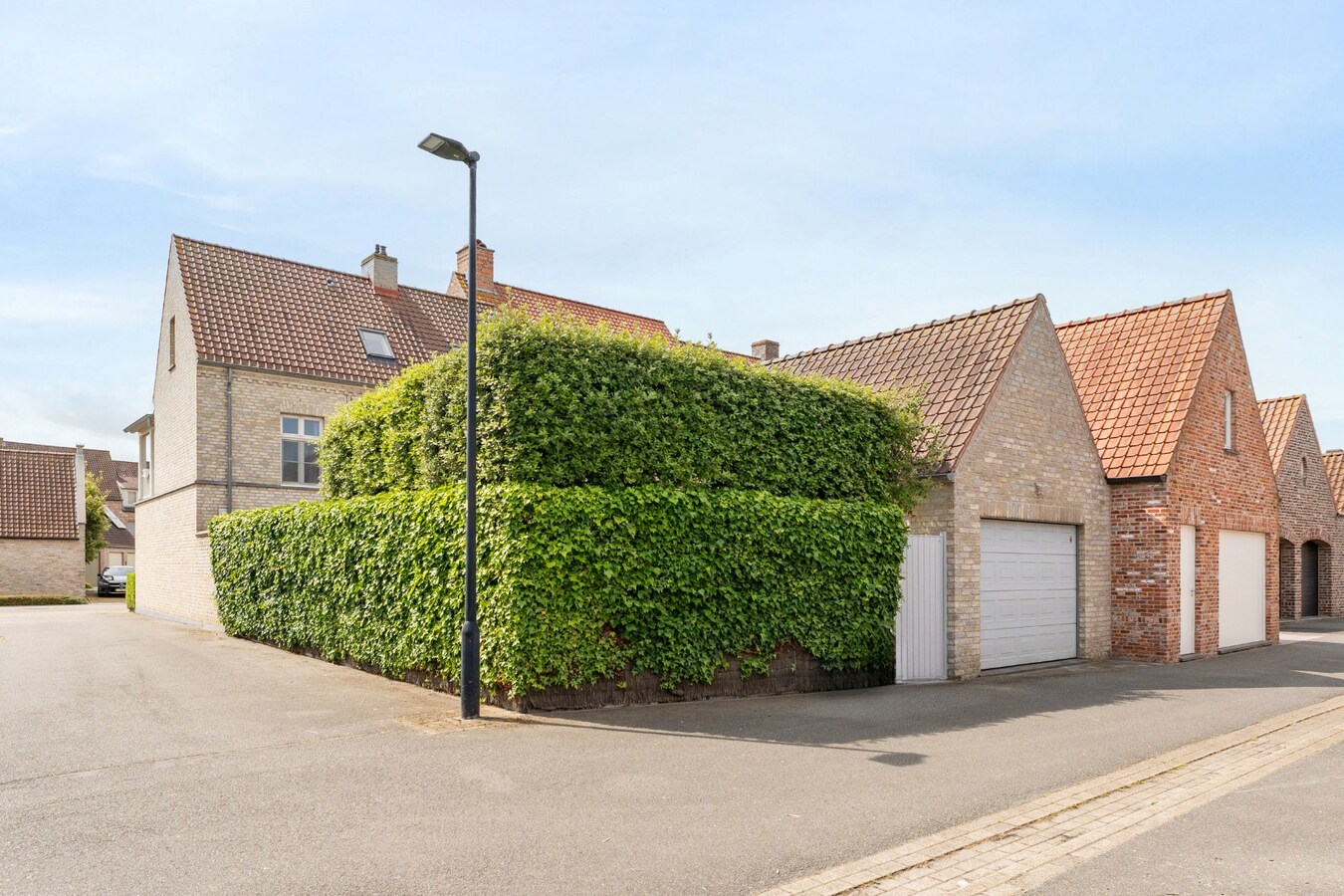 Instapklare gezinswoning met garage in Heulebrug. 