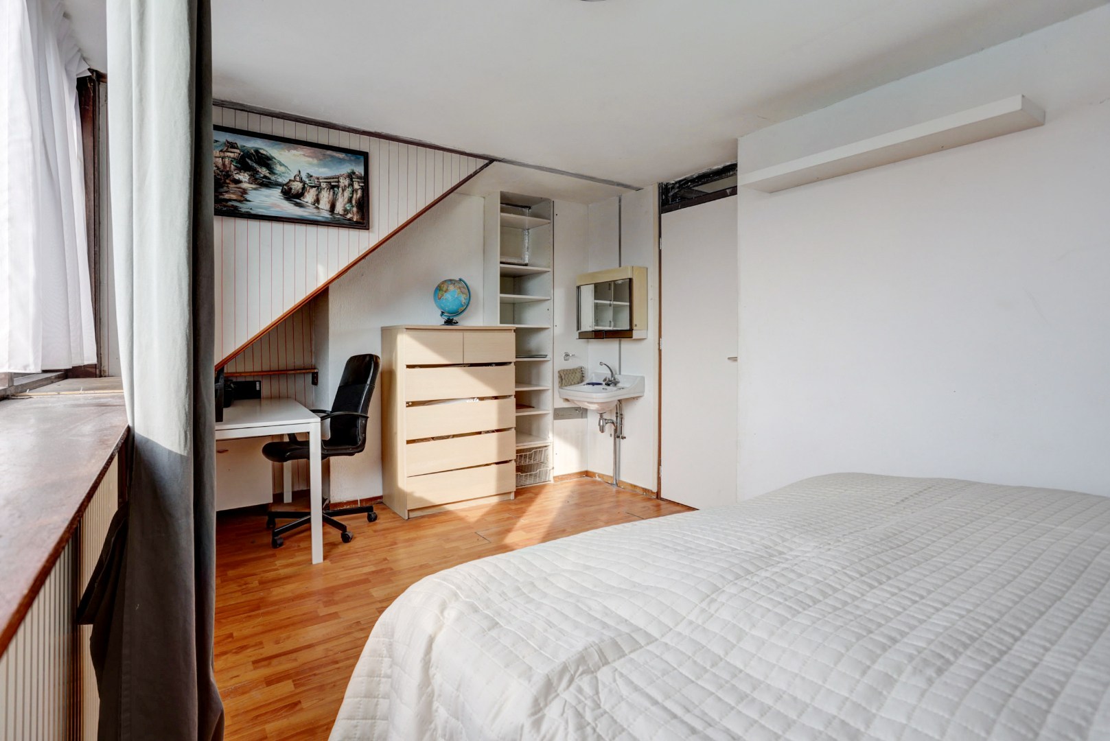 In het geliefde "Lage Land' is gelegen deze uitgebouwde 5-kamer tussenwoning met zonnige en diepe tuin en geheel gelegen op eigen grond. 