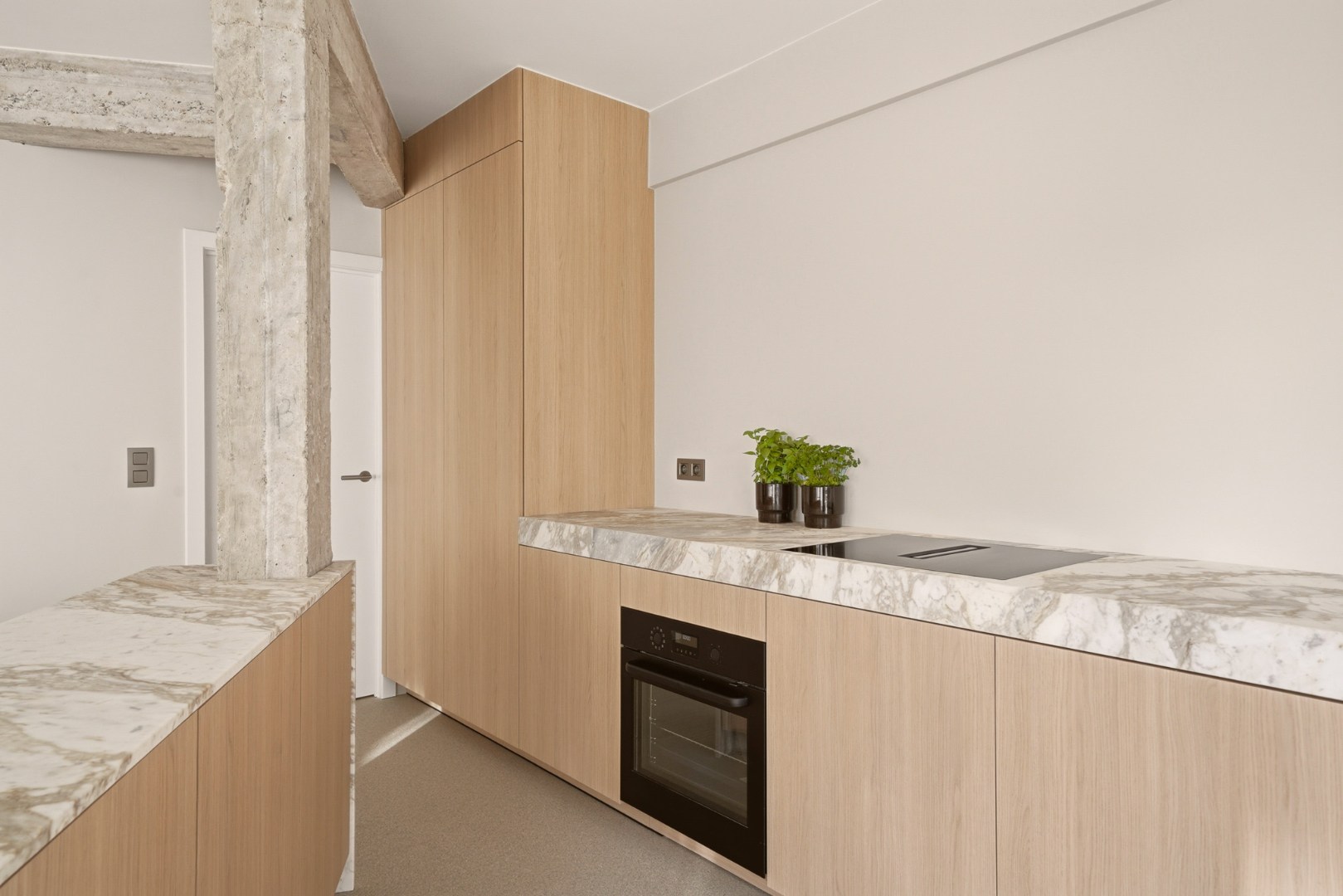 Stijlvol gerenoveerd stadsappartement met maatwerk, 2 slaapkamers en veel bergruimte 