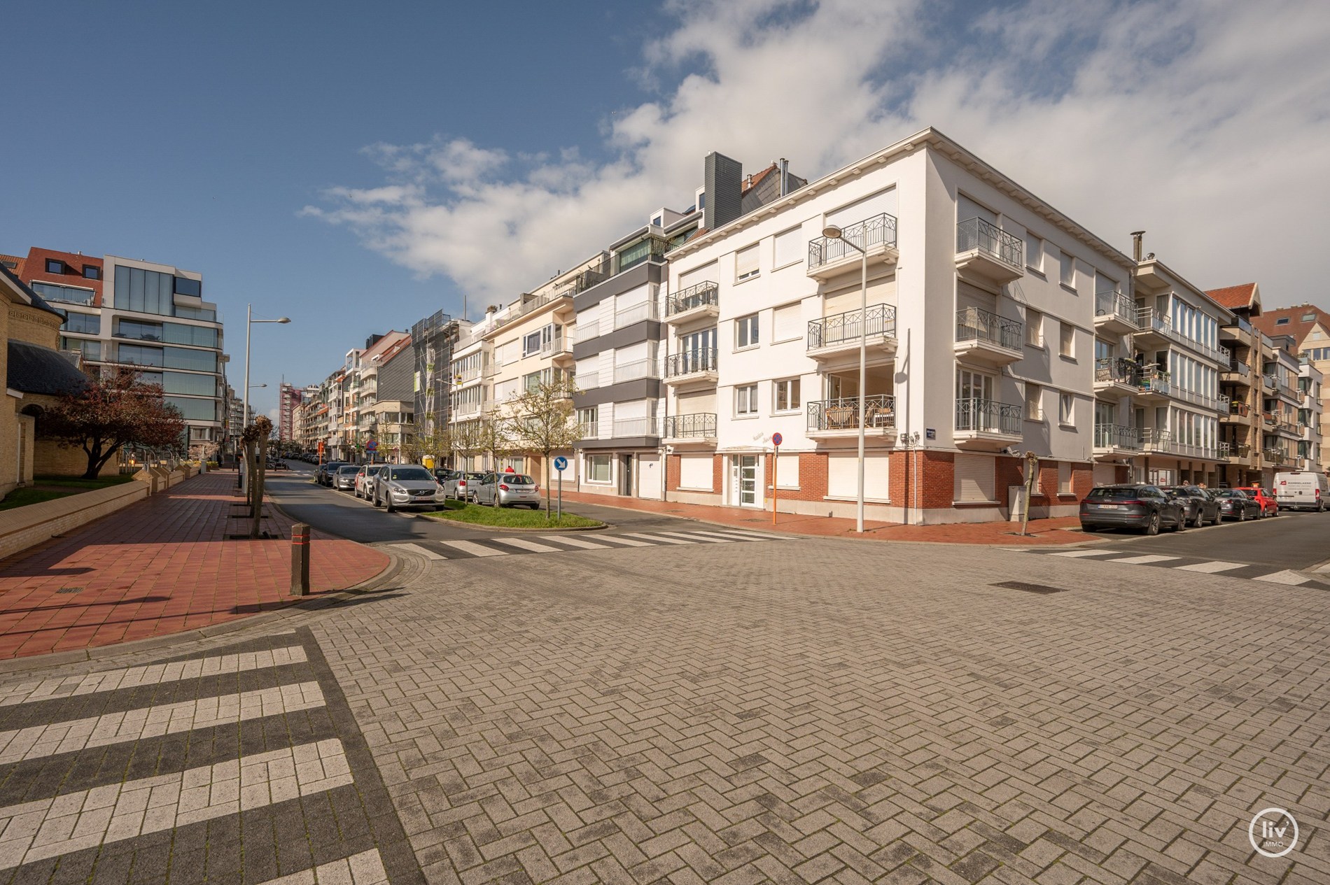 Zonnig HOEKappartement gelegen op de Van bunnenlaan met zicht op de Heilighart kerk te Knokke. 