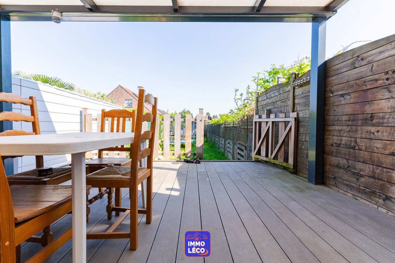 Maison offrant de beaux volumes avec jardin et terrasse couverte. 