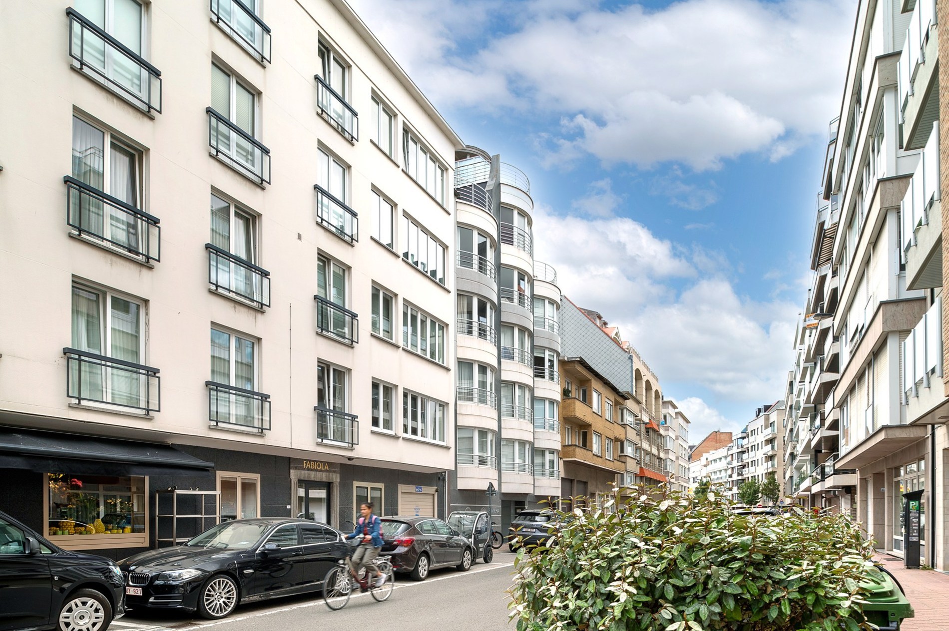 Ruim appartement van 138 m² gelegen op de Jozef Nellenslaan te Knokke en combineert ruimte, lichtinval en comfort. 