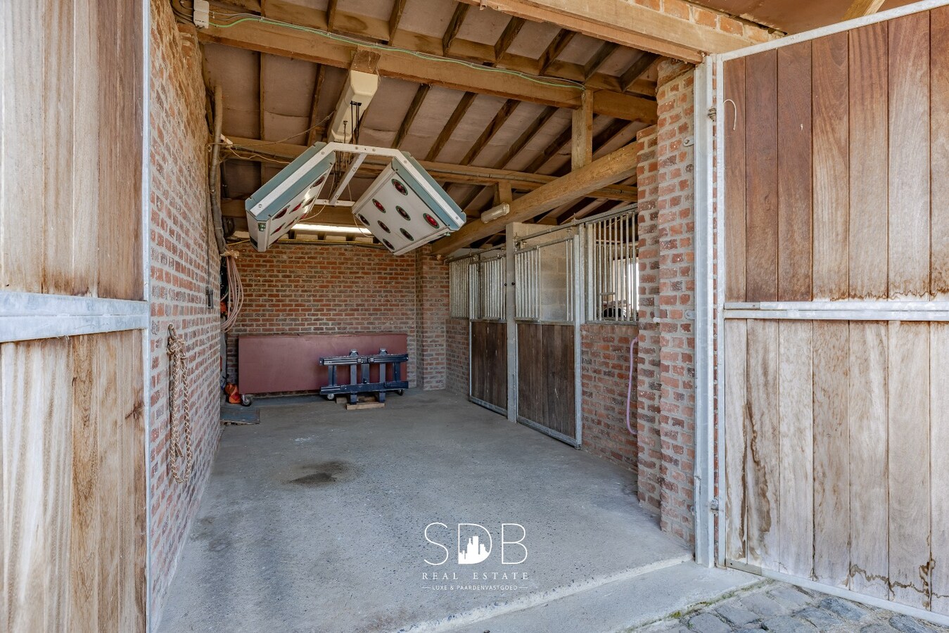 Landelijke woning met stalgebouw, buitenpiste en graslanden 