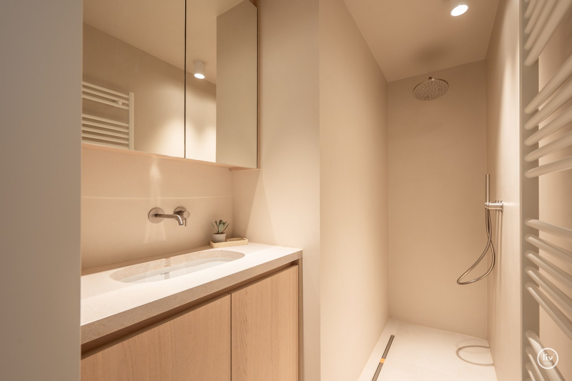 Appartement en duplex de luxe avec mezzanine, idéalement situé dans l'avenue Nellens à Knokke (avec possibilité d'acheter un box garage double intégré) 