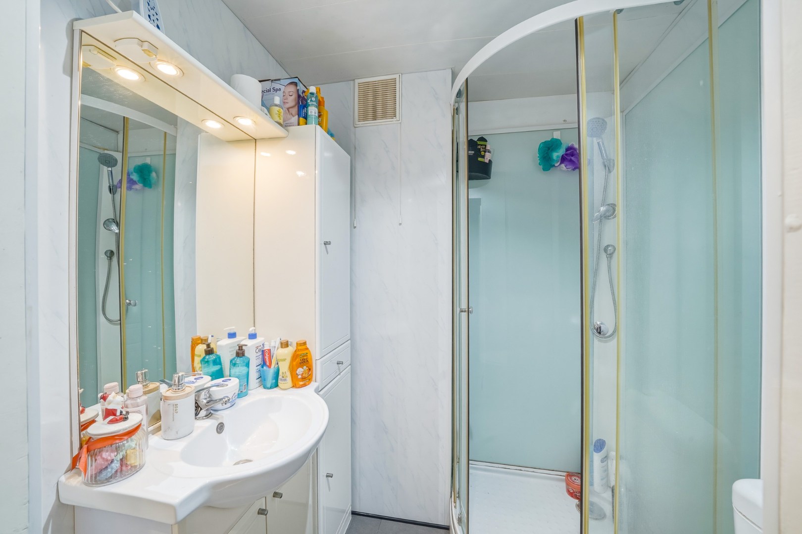 Opbrengsteigendom met 4 (vergunde) appartementen en garage te Bredene - Rendement 6,12% 