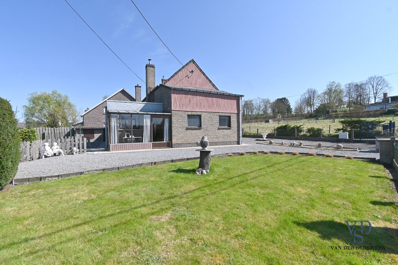 Op te frissen half open bebouwing 