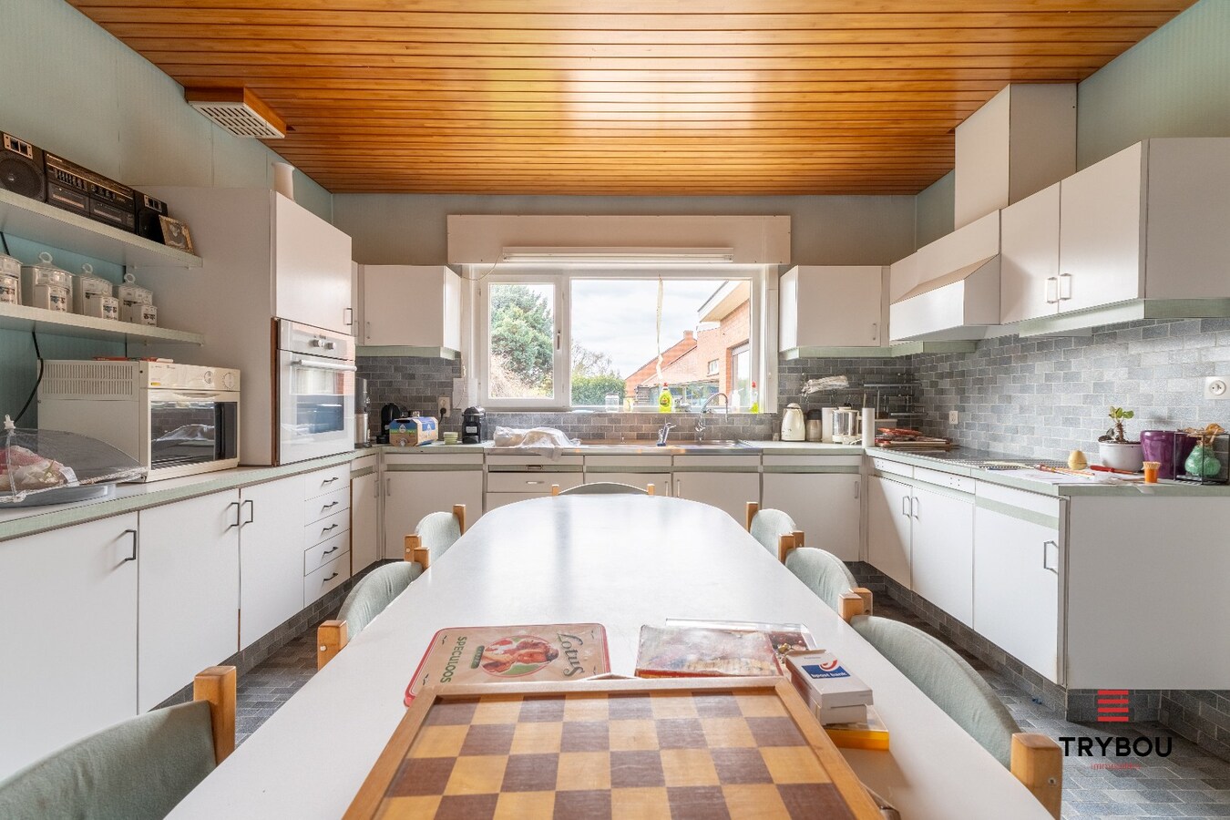 Ruime woning met winkelruimte, loods (optioneel) en garage 