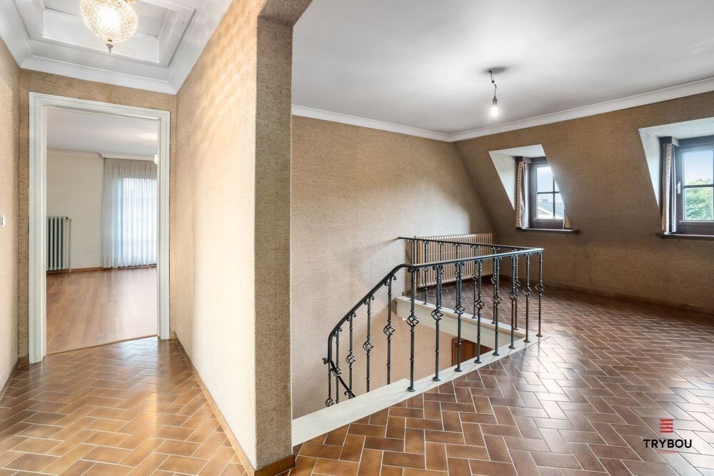 Ruime karaktervolle villa met 3 garages op 1099m² 