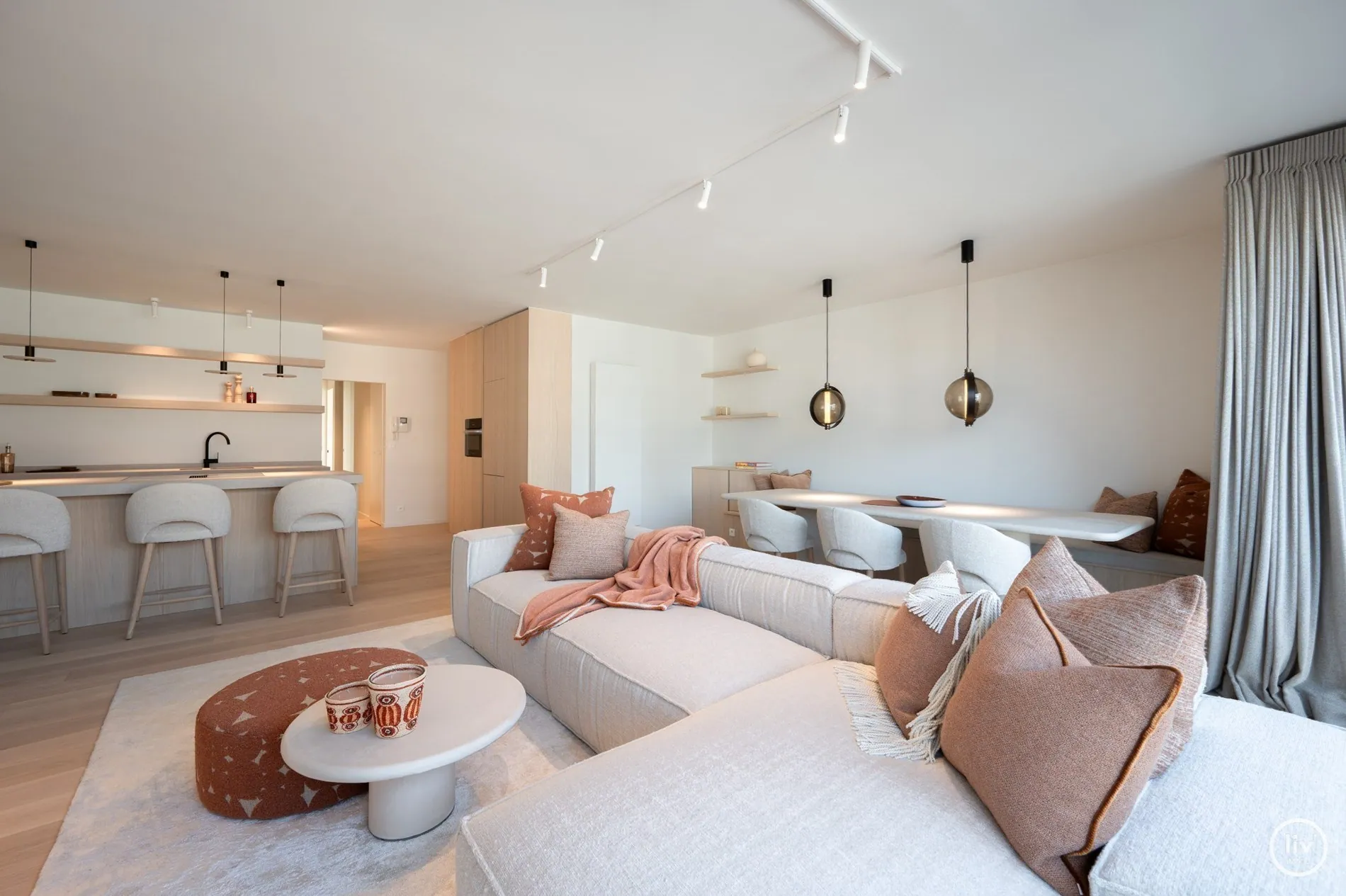 Magnifique appartement rénové de 3 chambres avec une belle largeur de façade bénéficiant d'une vue dégagée.