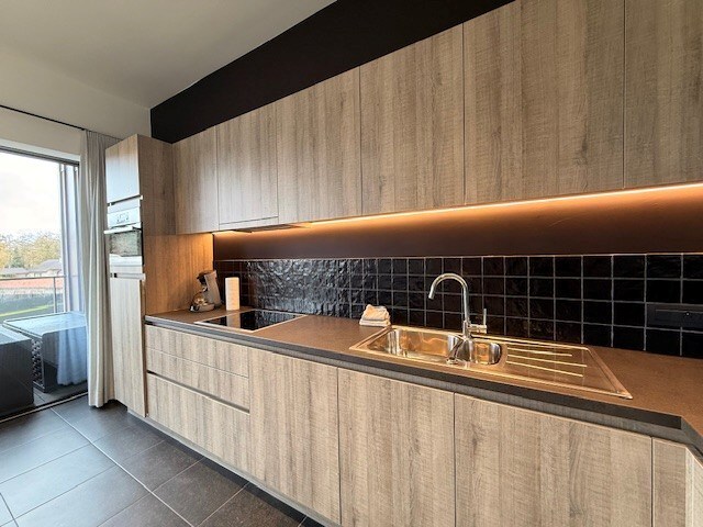 Nieuwbouwappartement met 1 slaapkamer, terras en autostandplaats te Maasmechelen. 