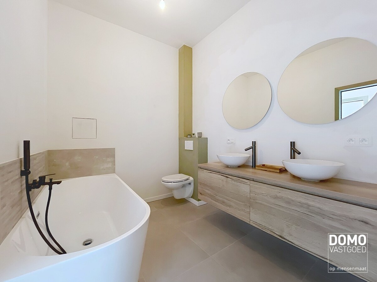 PRACHTIG GERENOVEERDE, LICHTRIJKE WONING MET 3 SLAAPKAMERS, 2 BADKAMERS, EEN ZONNIGE TUIN EN 2 PARKEERPLAATSEN TE GINGELOM (MIELEN-BOVEN-AALST) 