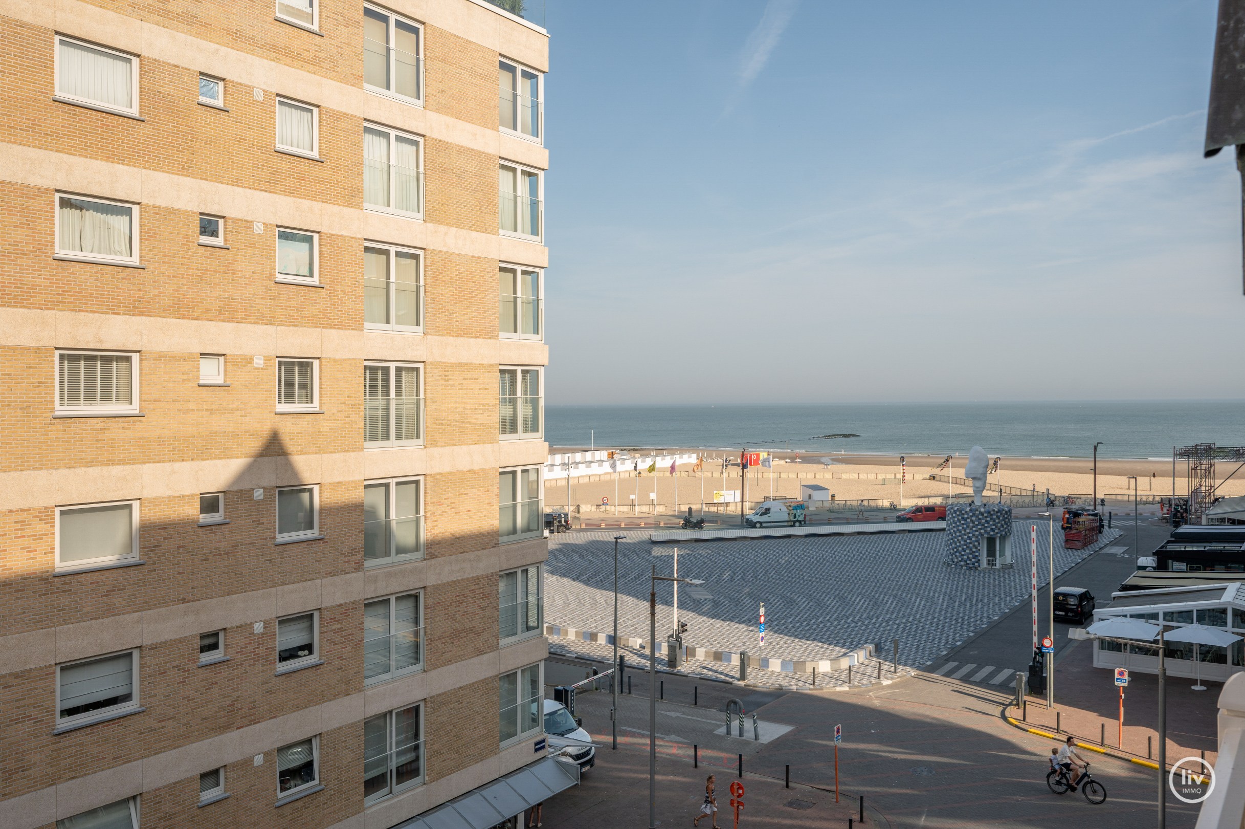 Appartement en triplex prêt à emménager situé près de la place Rubens avec vue latérale sur la mer. 