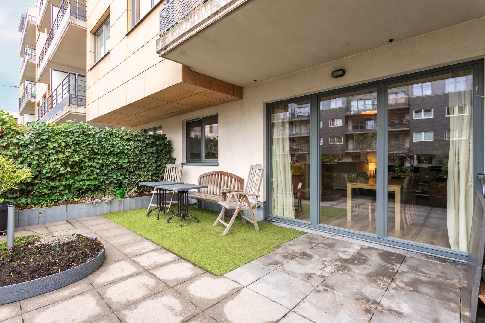 Energiezuinig 1-slpk appartement gelijkvloers met terras, parking en toplocatie nabij Brussel-Zuid 