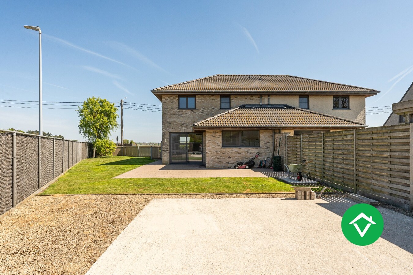 Recente woning (2011) met 3 slaapkamers, inpandige garage en vergezichten te Koekelare 