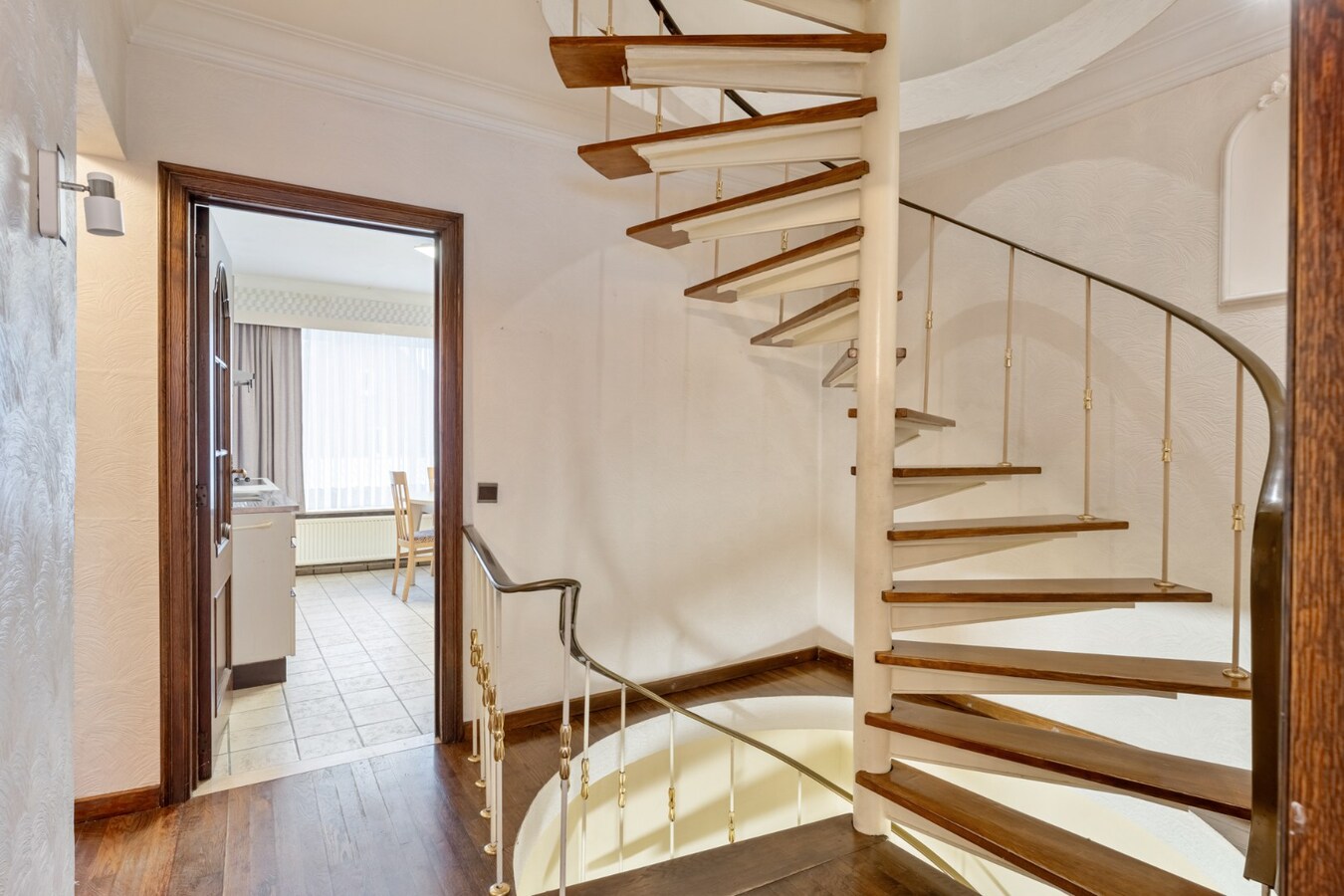 Centraal gelegen gebouw bestaande uit een handelspand op het gelijkvloers en een bovenliggend duplex-appartement! 