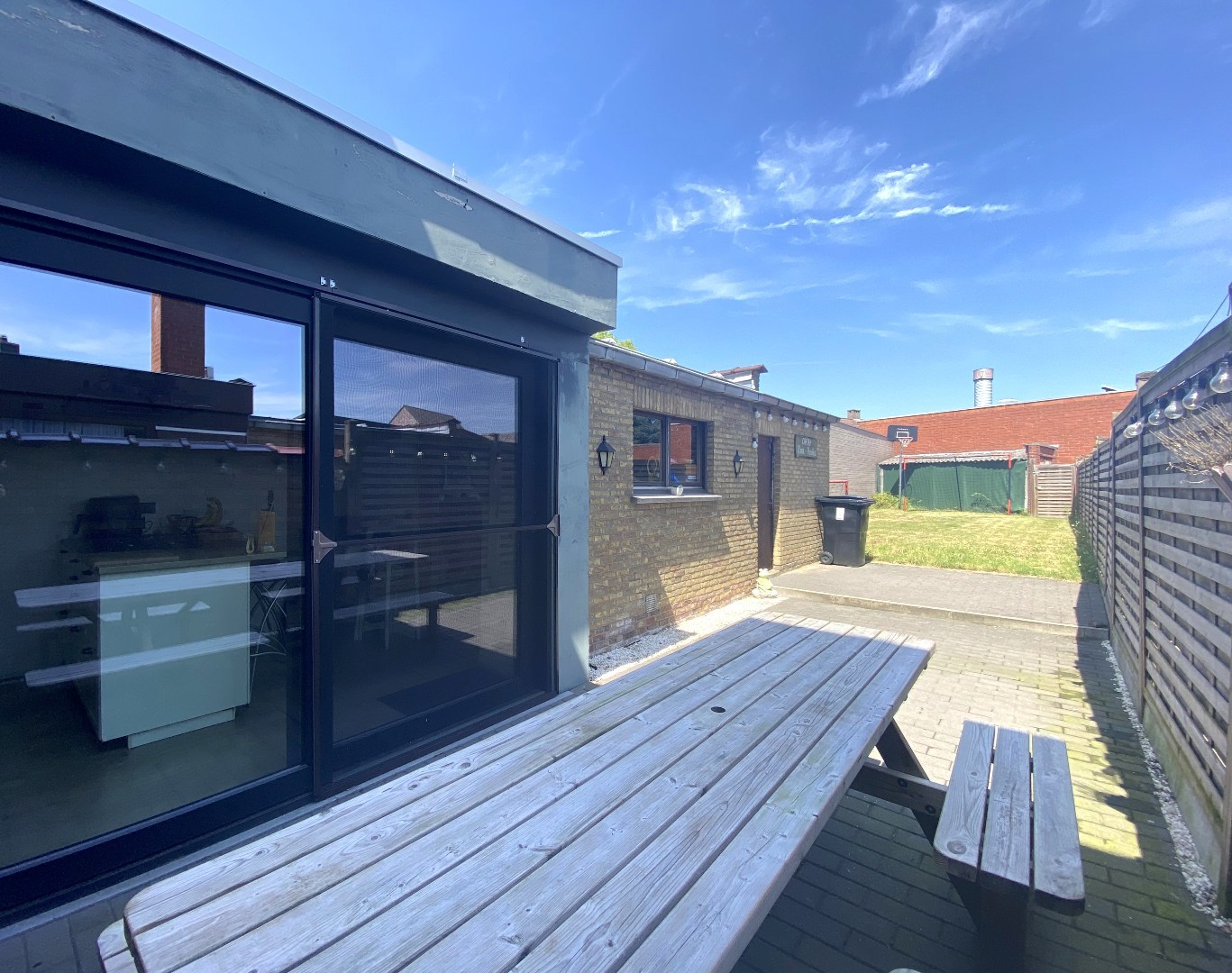 Rustig gelegen gezinswoning met tuin en garage uitweg achteraan! 