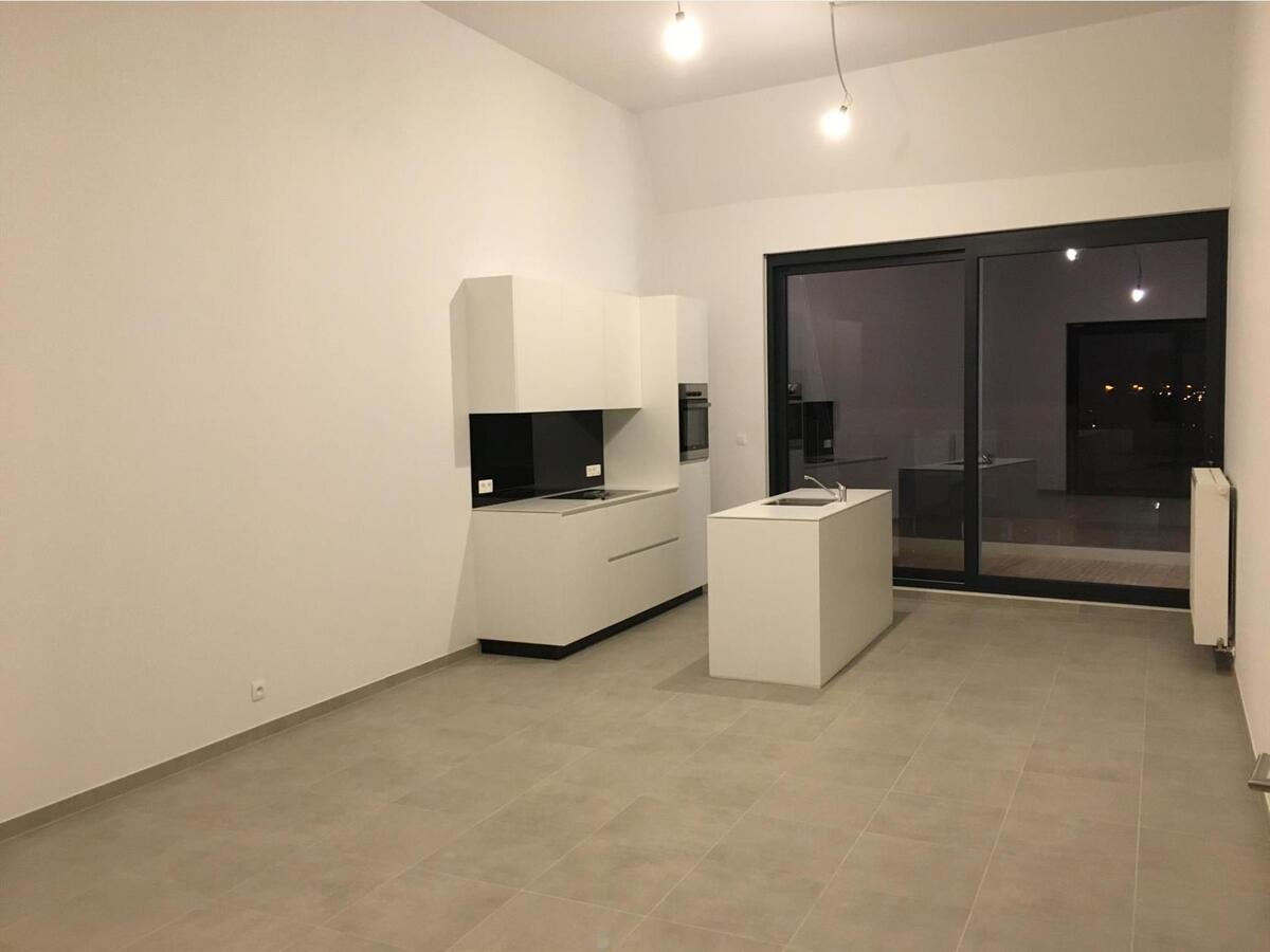 Unieke appartement (2 SUPER terrassen) op de Gaverse Markt !   LOFT-gevoel (hoogte : 3 m). 