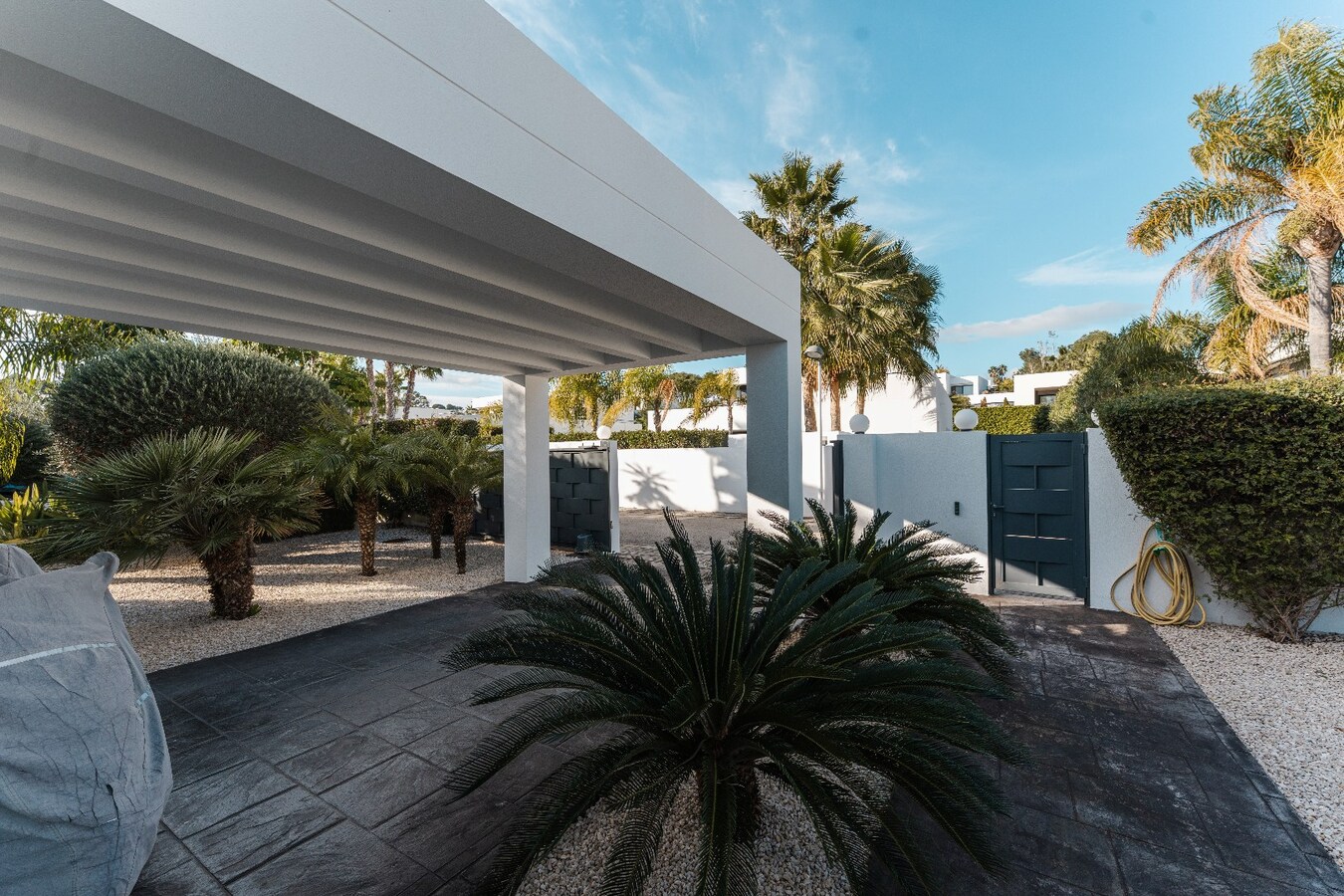 Deze uitzonderlijke villa biedt een unieke combinatie van luxe, volledige privacy en een prachtige zuidoriëntatie in het gegeerde Solpark. 