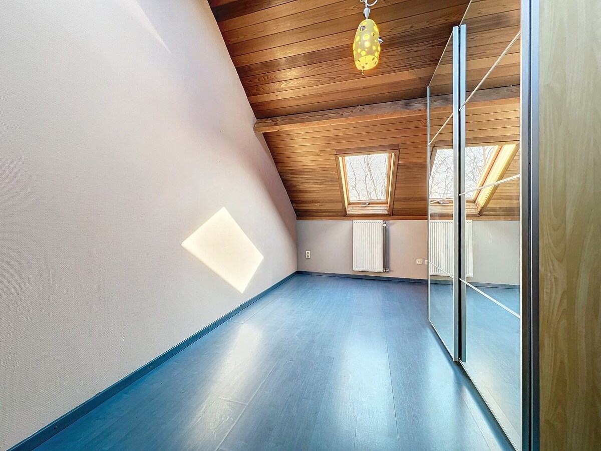 Ruime villa met unieke architectuur en tuin te Tollembeek 