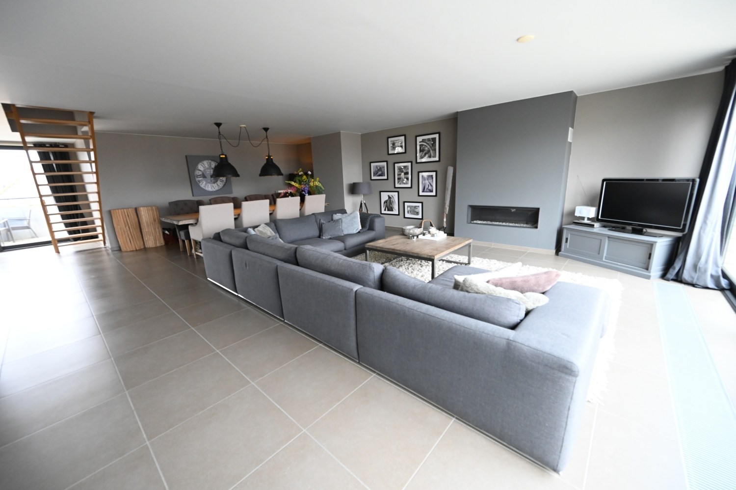 Ongemeubeld - Prachtig en UNIEK duplexappartement met 3 slpk. gelegen in het centrum van Knokke, met een facade van 10 meter en een open zicht op de Dumortierlaan. HUREN OP VENNOOTSCHAP MOGELIJK! 
