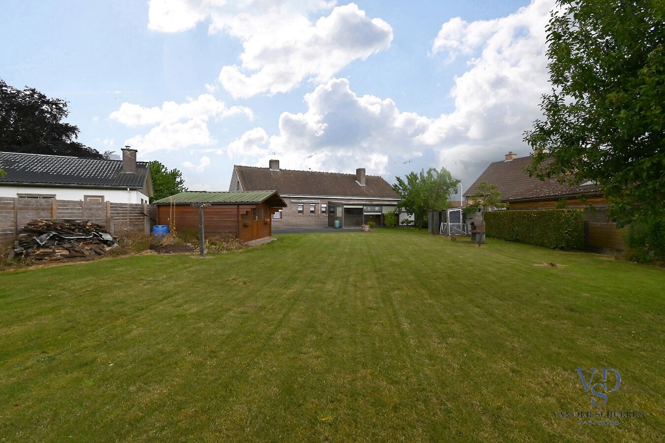 Degelijke laagbouw met grond (> 3600 m²). 