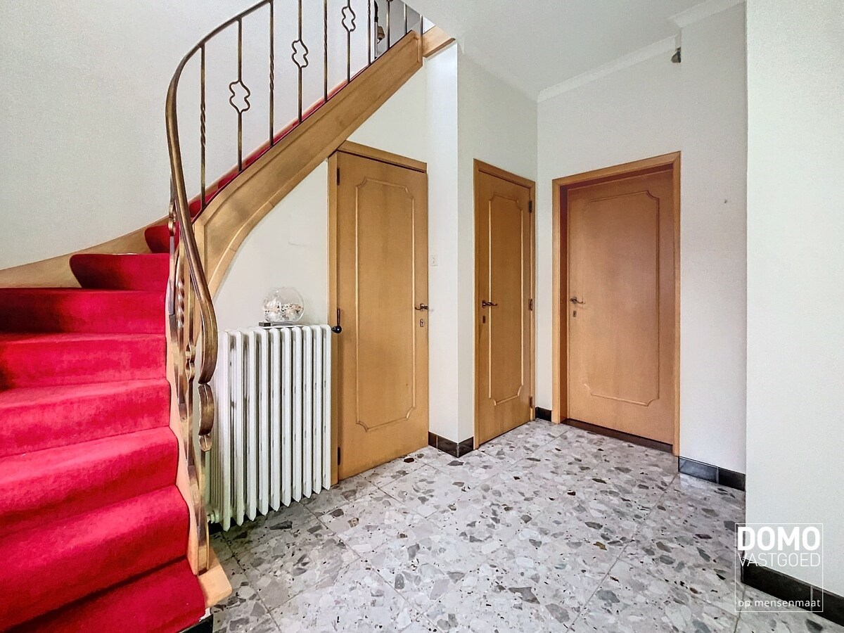 RUIME GEZINSWONING MET TUIN EN GARAGE TE KERMT 