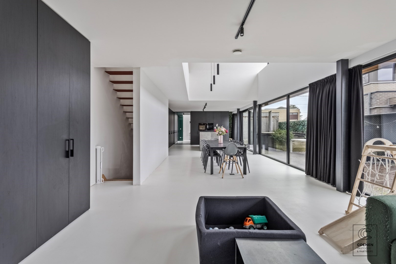 Prachtig verder af te werken HOB van 320 m² in een doodlopende straat! 