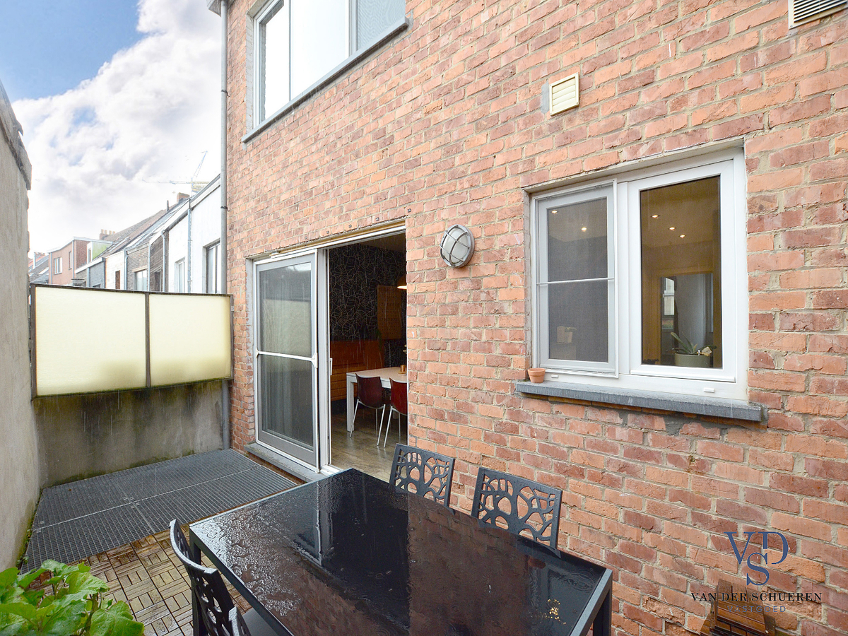 Ruime, degelijke bel-étage nabij Sint-Pieters-station. TOPPER !! 