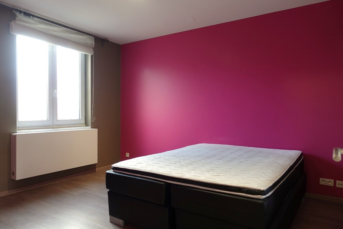 Gerenoveerde, instapklare rijwoning met 4 slaapkamers en uitweg 