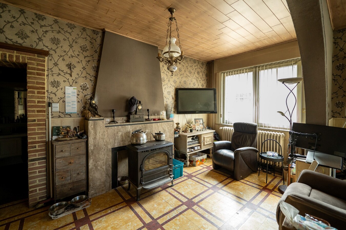 Ruime woning met buitenpiste en kleine binnenpiste op ca. 1,03ha te Hoeselt 