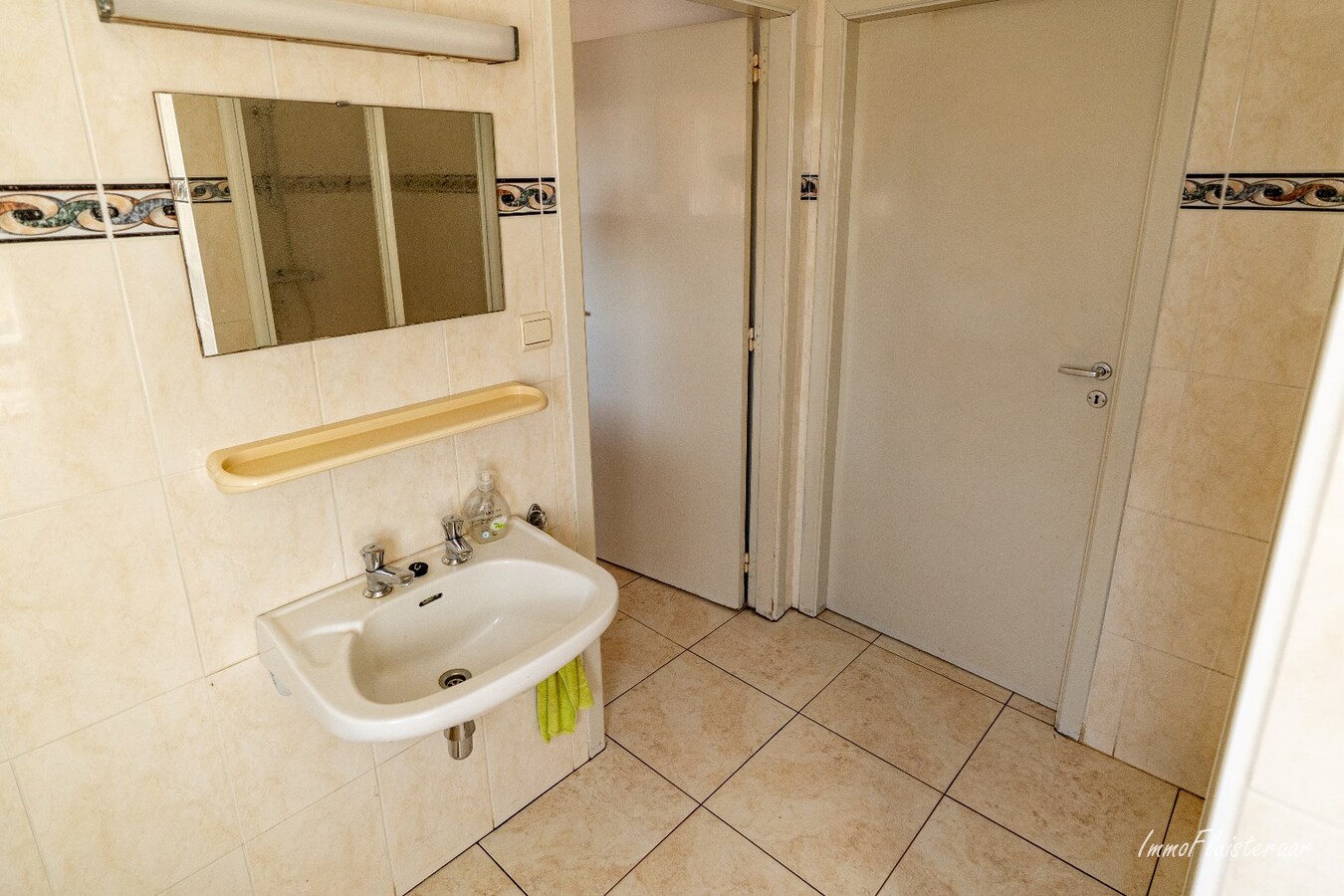 Ruime woning met stalgebouw op ca. 2,9 ha te Meerhout (Optie aankoop ca. 3 ha extra weiland) 