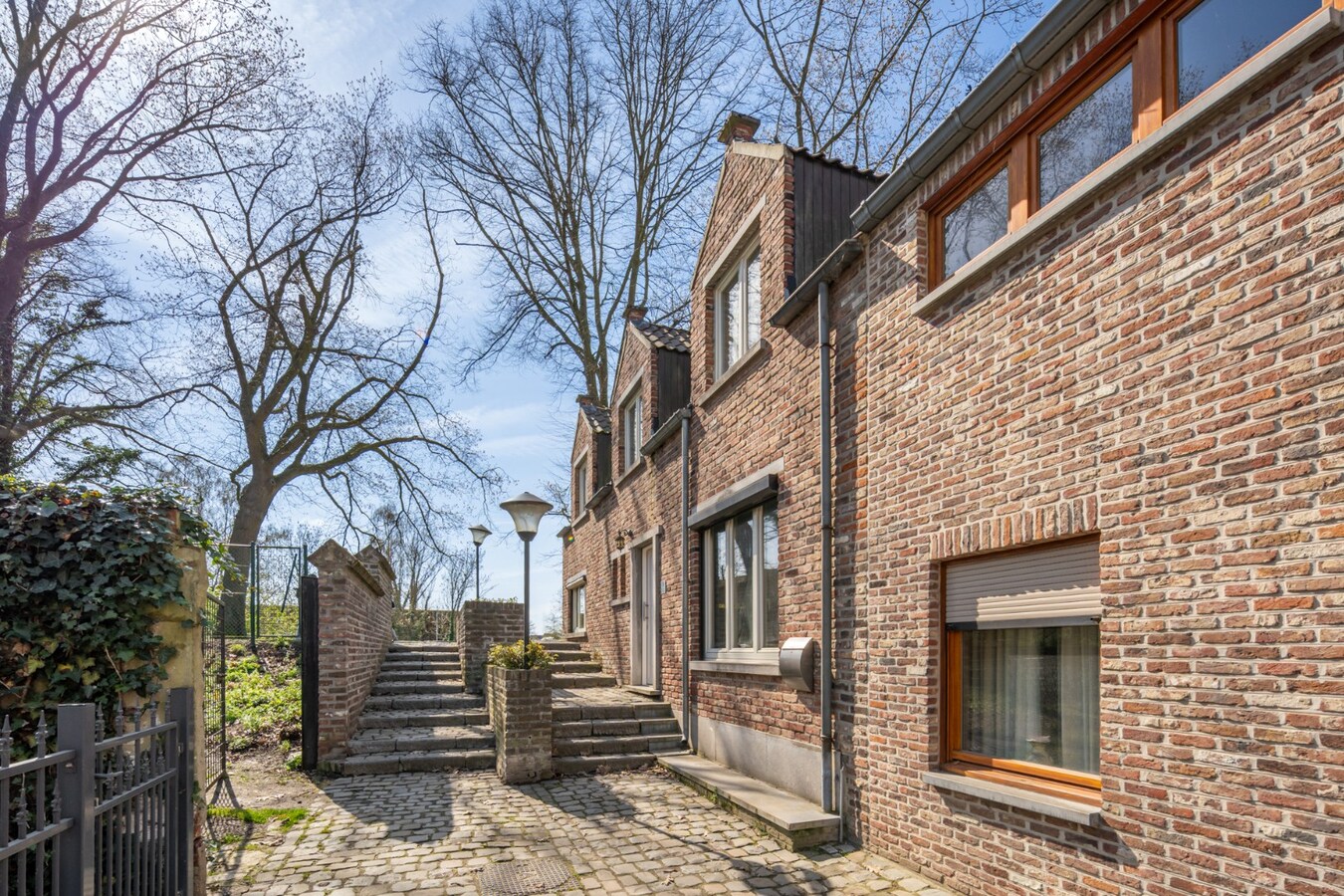 Gezellige, instapklare stadswoning in het centrum van Maaseik grenzend aan de groene wal! 