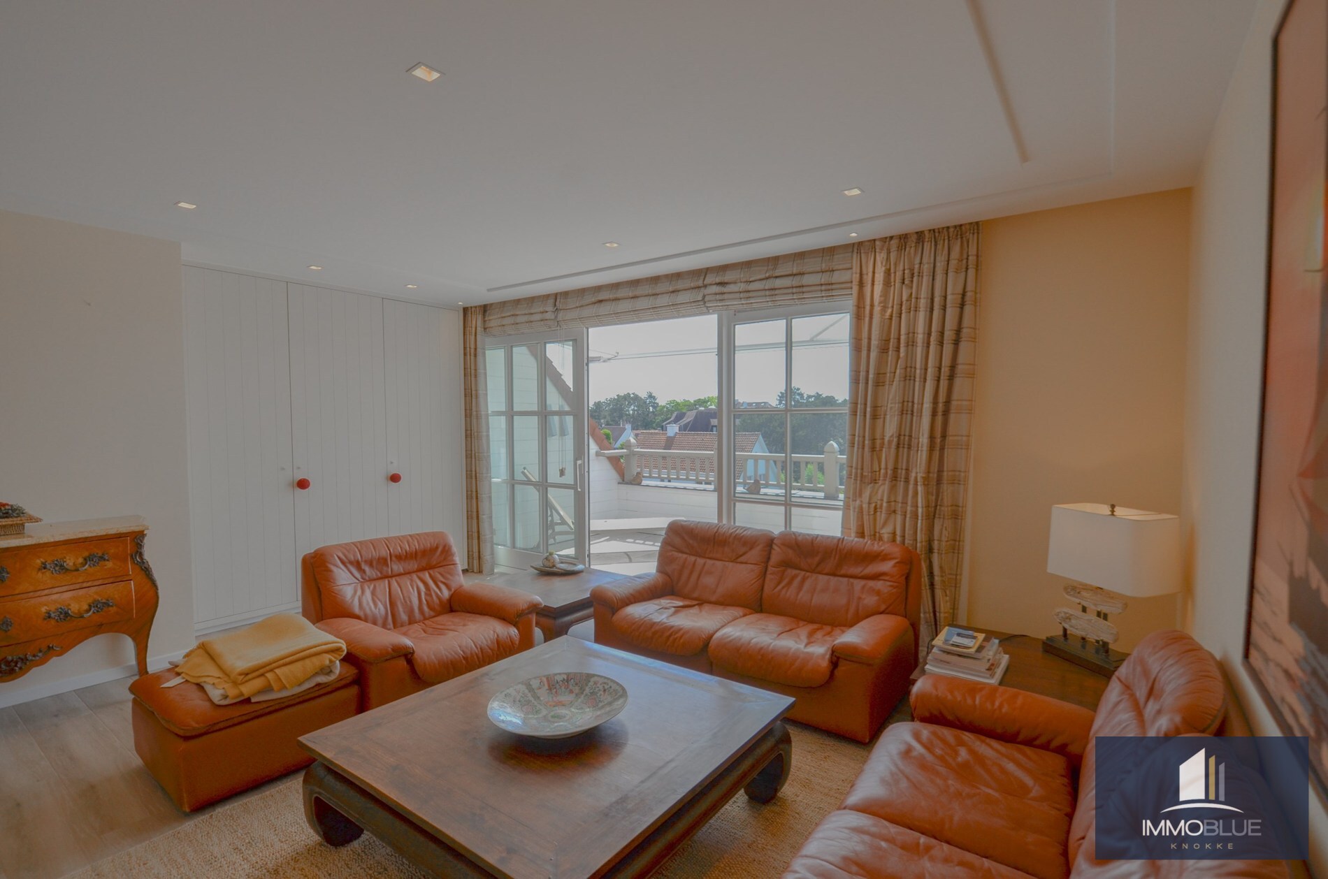 Appartement duplex élégant avec terrasses ensoleillées et vue dégagée sur les villas du Zoute. 