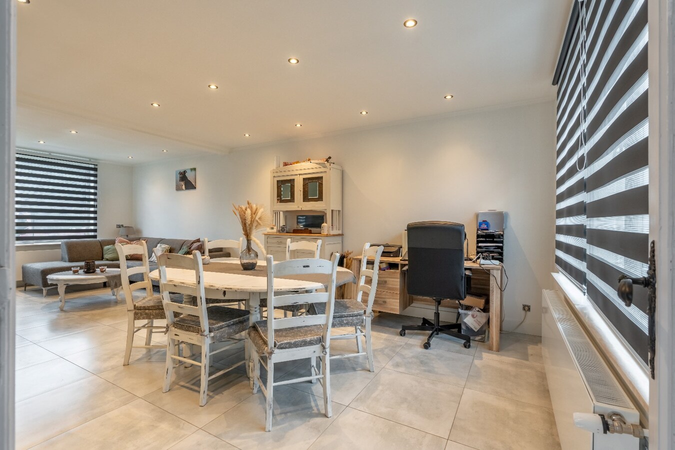 Ruime gerenoveerde woning met tuin en 3 slaapkamers in Dilsen-Stokkem. 