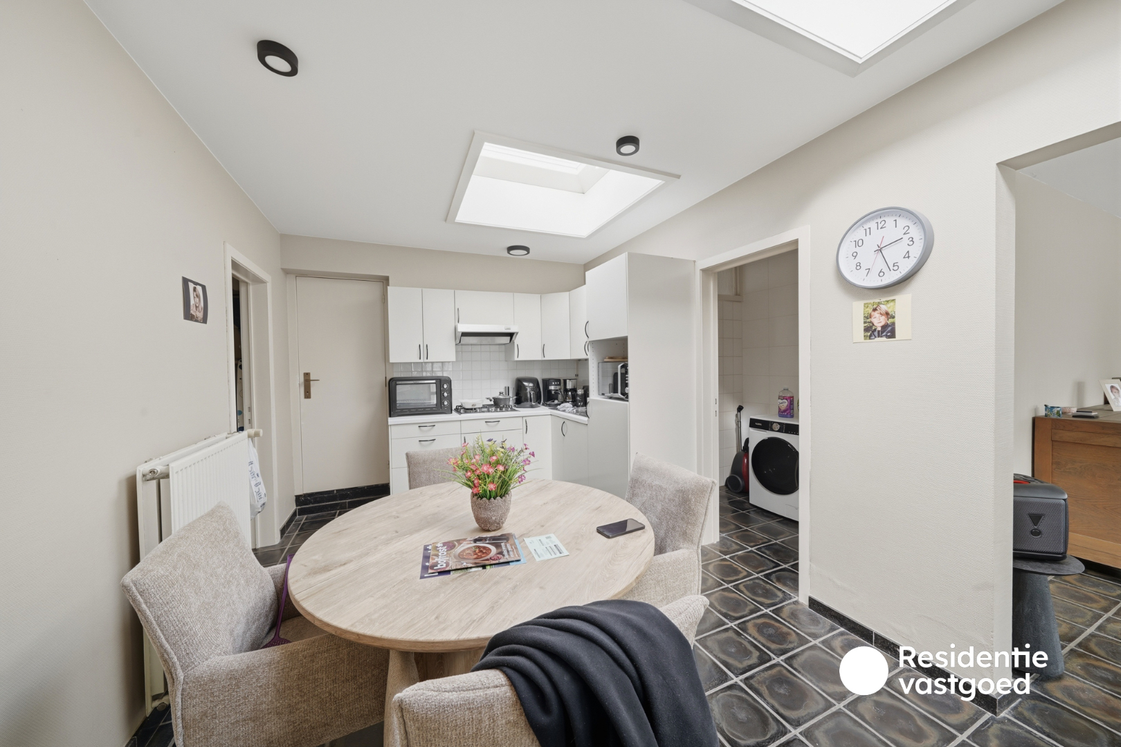 Opbrengsteigendom met 3 appartementen, garage en zonnig terras 