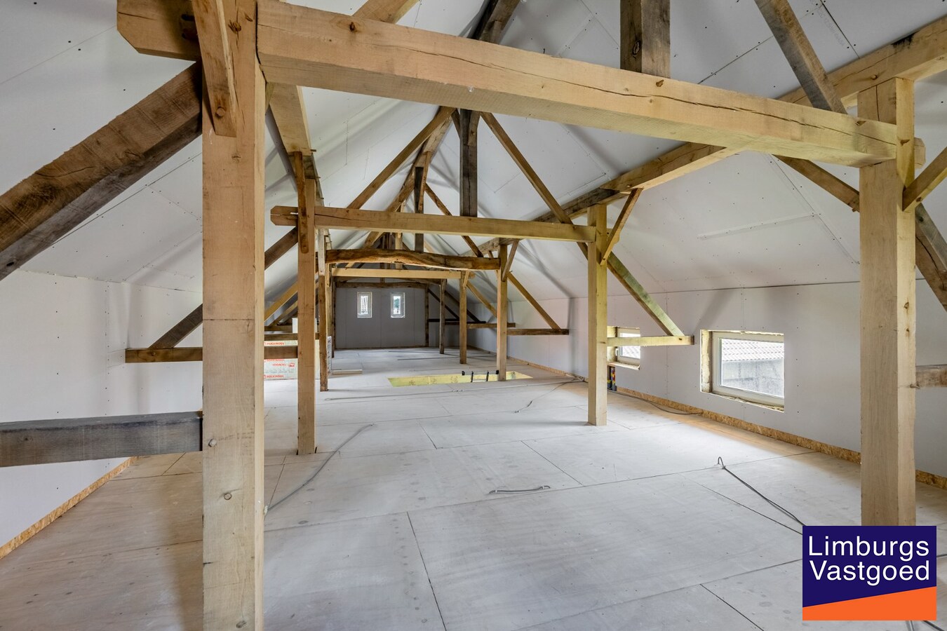 UNIEKE VIERKANTSHOEVE met paardenstallen op 7,34 hectare met vergunning voor zwembad en poolhouse 