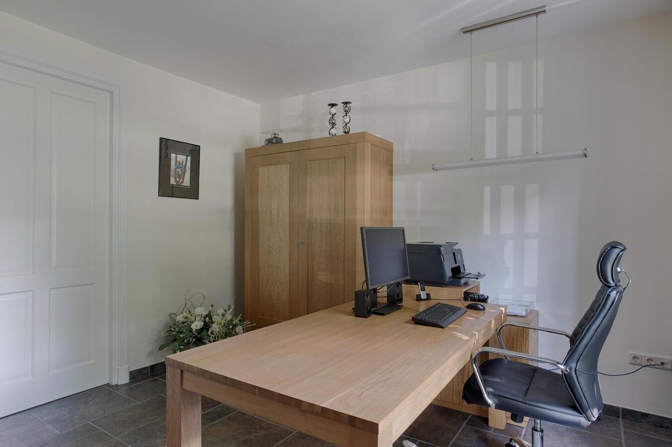 Luxe afgewerkt landhuis met gastenverblijf op een mooie locatie nabij het centrum van Hulsel gelegen op een perceel van 1264 M². 